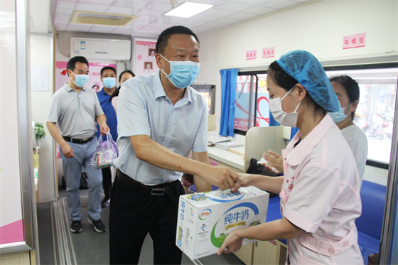 戰(zhàn)高溫 斗酷暑 守崗位 保供應(yīng) ——安康市中心血站開展夏季慰問活動(dòng)