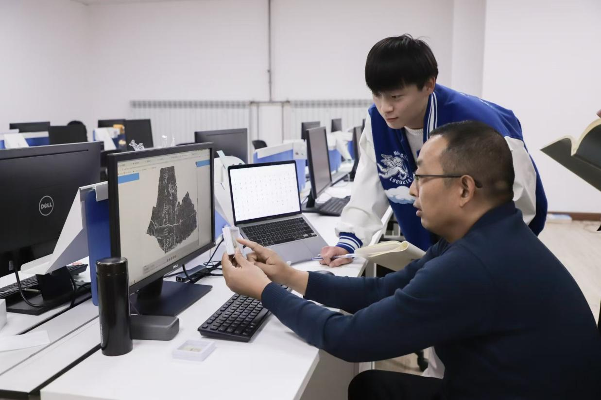 安陽師范學院甲骨文信息處理教育部重點實驗室，劉永革正在給學生講甲骨文。受訪者供圖