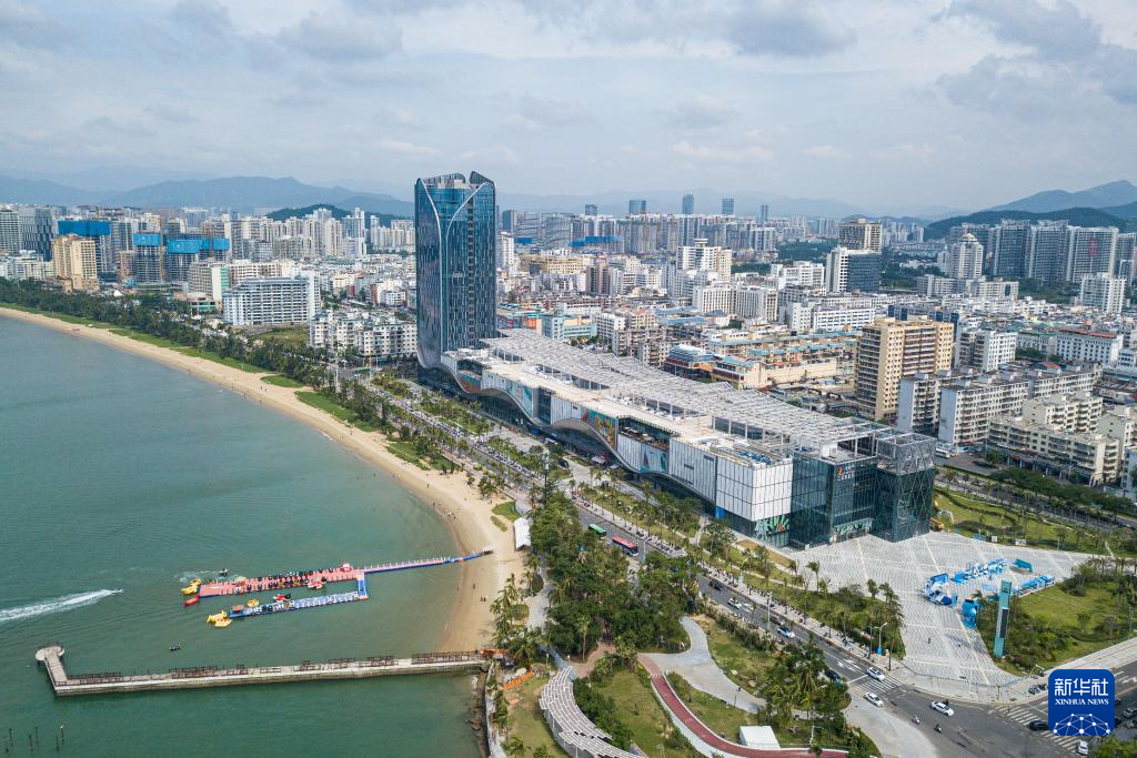 海南自貿(mào)港重點(diǎn)園區(qū)——三亞中央商務(wù)區(qū)（無人機(jī)照片，11月1日攝）。新華社記者 蒲曉旭攝