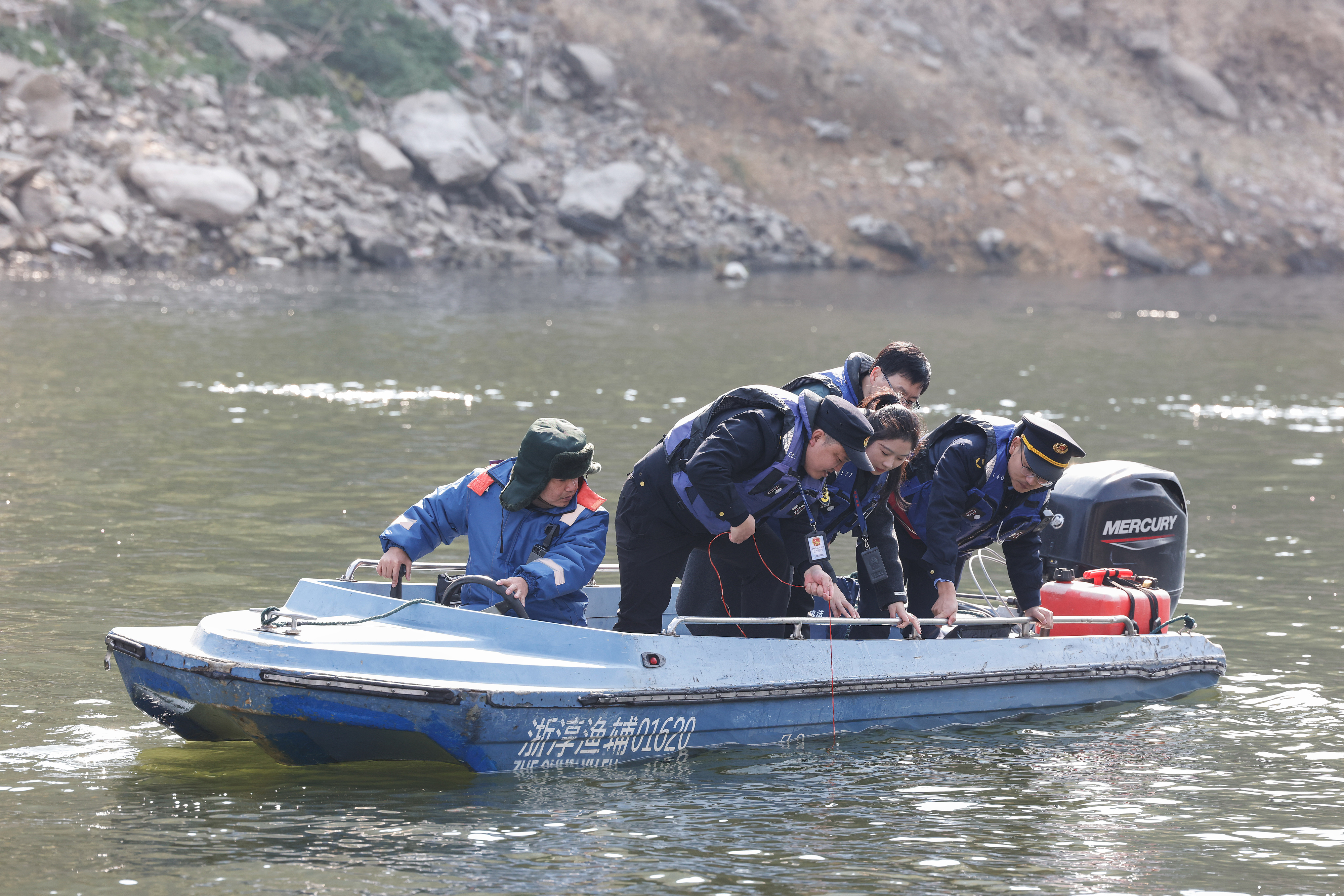 2025年12月4日，浙江杭州淳安縣與安徽黃山歙縣紀(jì)檢監(jiān)察干部及綜合行政執(zhí)法人員對浙皖交界的新安江鳩坑口水域進行常態(tài)化巡河，共同保護漁業(yè)資源和水域生態(tài)環(huán)境。