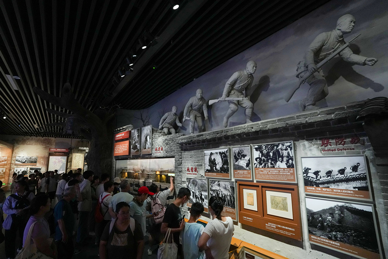 2025年7月8日，參觀者在中國人民抗日戰(zhàn)爭紀(jì)念館參觀《為了民族解放與世界和平》主題展覽。