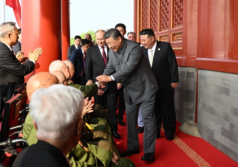 2025年9月3日，習(xí)近平總書記同抗戰(zhàn)老戰(zhàn)士老同志代表親切握手，向他們表示崇高敬意。
