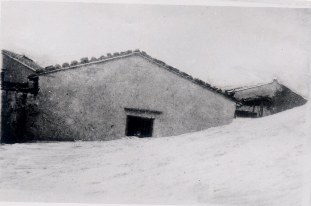 昔日的東山島風沙掩埋部分村民村舍（資料照片）。