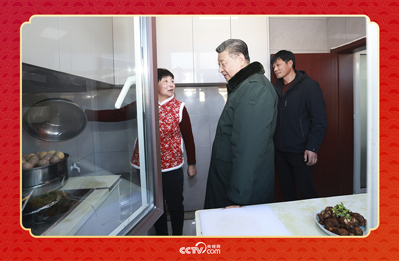 2025年春節(jié)前夕，習(xí)近平總書記在遼寧葫蘆島市綏中縣明水滿族鄉(xiāng)祝家溝村考察時，走進(jìn)村民朱西存家看望。