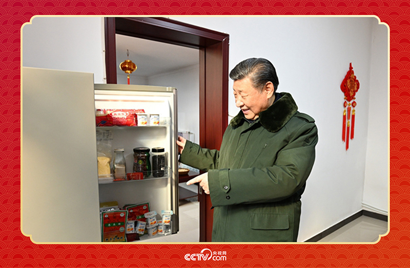 2024年春節(jié)前夕，習(xí)近平總書記在天津第六埠村考察時，走進(jìn)村民杜洪剛家看望。