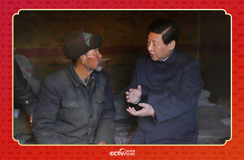 2013年2月3日，習(xí)近平總書記和甘肅省定西市渭源縣元古堆村八旬老黨員馬崗親切交談，了解當(dāng)?shù)厣a(chǎn)生活情況。