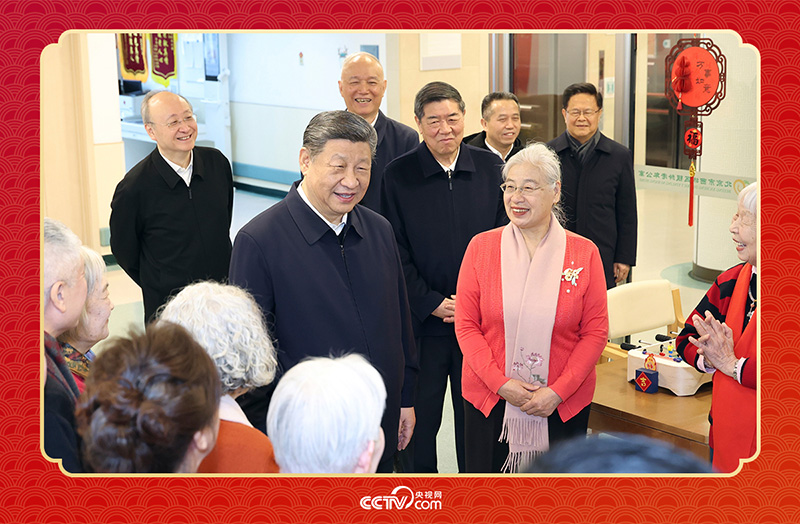 2026年2月10日，習(xí)近平總書記在北京西城區(qū)“吾老·新街”養(yǎng)老服務(wù)街區(qū)銀齡老年公寓考察時(shí)，同老人們親切交流。