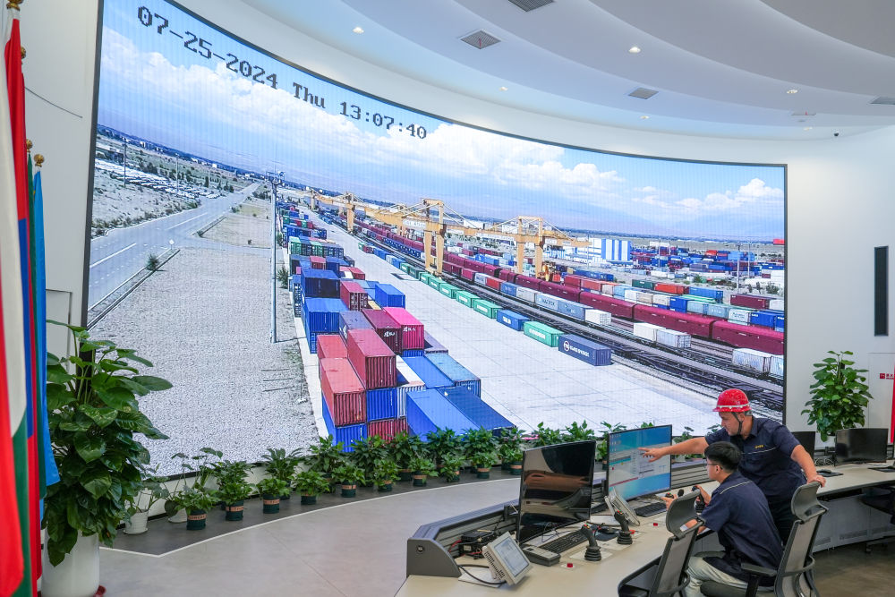 △ 在中哈（連云港）物流合作基地，工作人員通過“中哈物流場站”信息化跟蹤系統(tǒng)查看集裝箱運輸情況（2024年7月25日攝）。