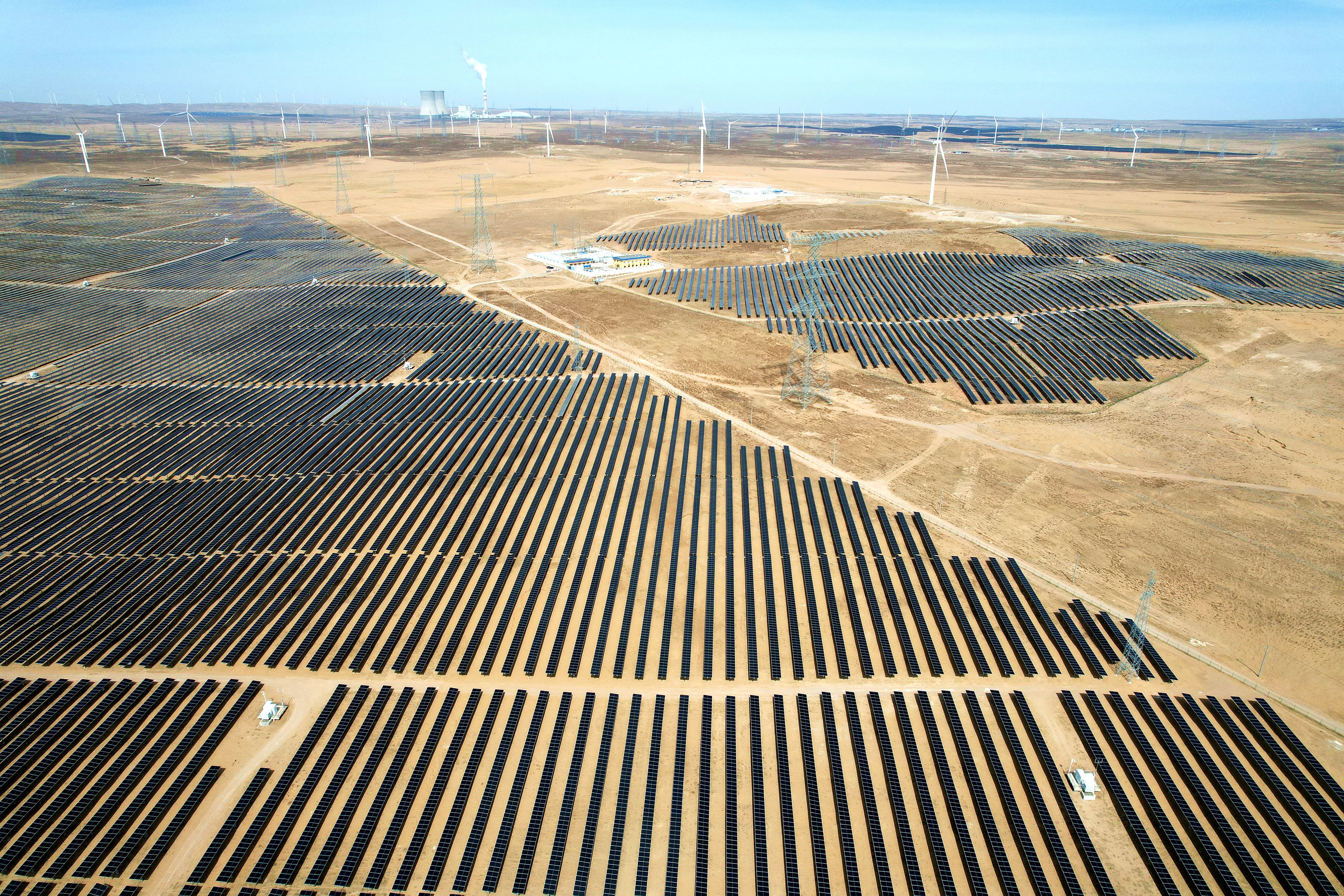 2026年3月18日，寧夏銀川，在靈武市白土崗鄉(xiāng)的一處光伏產(chǎn)業(yè)基地，成片的太陽能光伏板匯成一片“藍(lán)色海洋”。