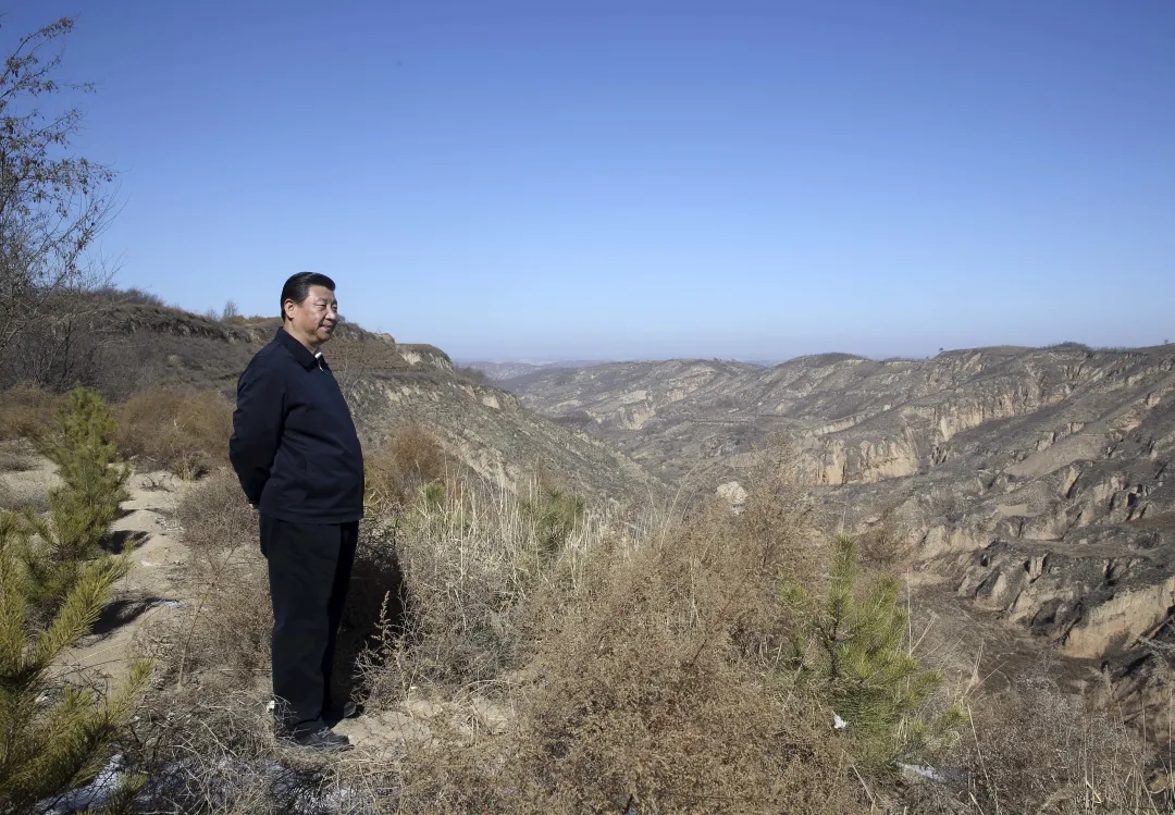 2015年2月13日，習(xí)近平回到陜西省延安市延川縣文安驛鎮(zhèn)梁家河村看望父老鄉(xiāng)親。在一段山路上，他停了下來，舉目凝望。