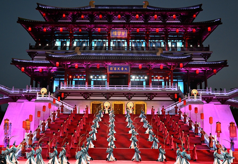 這是2023年5月18日在陜西省西安市大唐芙蓉園拍攝的中國—中亞峰會歡迎儀式。