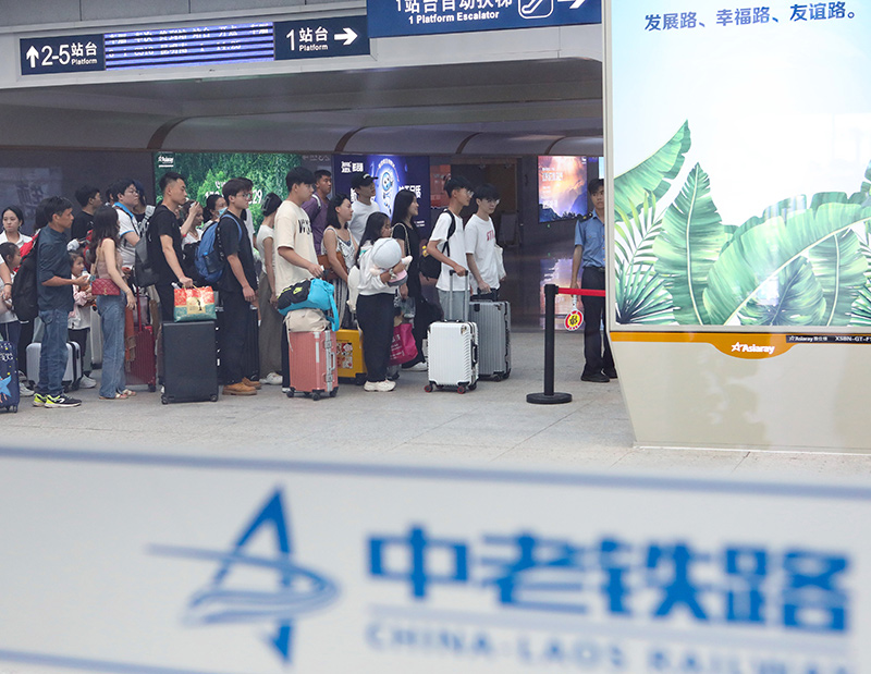 在云南景洪市的中老鐵路西雙版納站，旅客有序進入站臺乘車（2023年10月5日攝）。