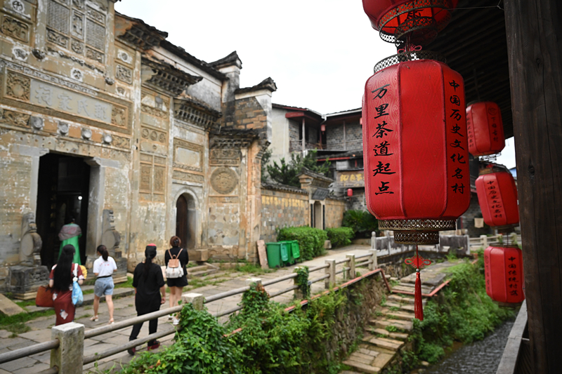 2023年9月5日，游客在福建武夷山下梅村參觀。